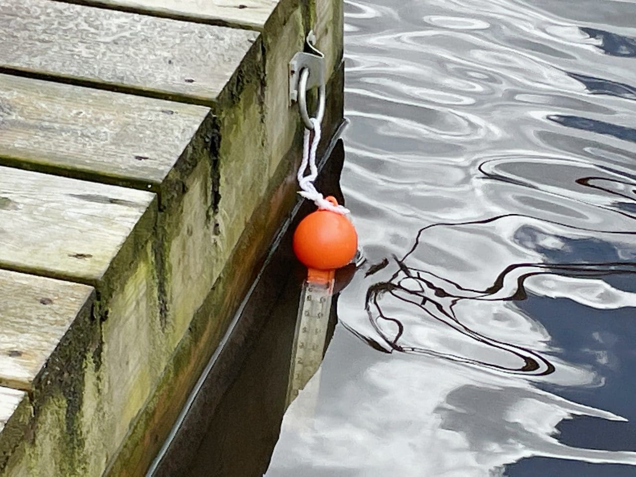 Male noget Hollow Termometer i plast med flydende orange bold, Viking
